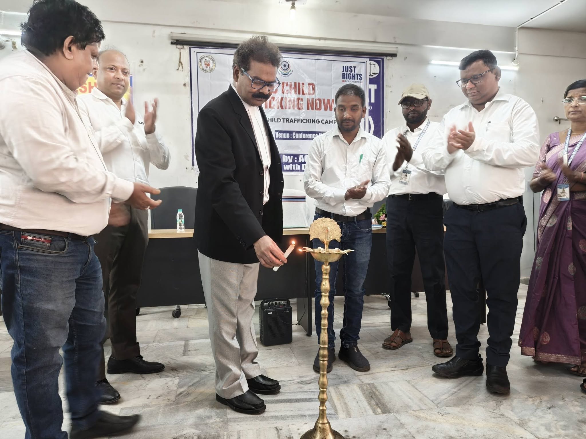  कभी-कभी बदलाव की शुरुआत सिर्फ एक कदम से होती है।